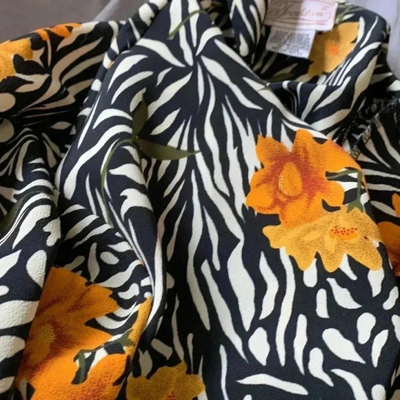 Vintage Traditional brightly coloured  button up, short sleeved blouse - Picture 6 of 6